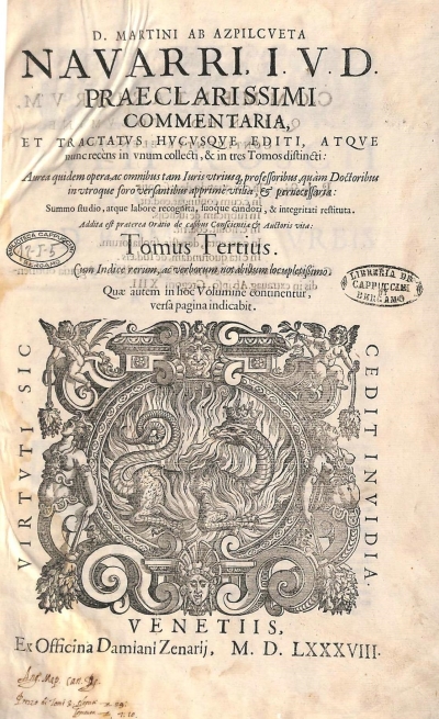 Copertina  D. Martini ab Azpilcveta Navarri I. V. D. praeclarissimi Commentaria, et tractatvs hvcvsque editi, atqve nunc recèns in vnum collecti, & in tres Tomos distincti: Aurea quidem opera,ac omnibus tam Iuris utriusque professoribus,quàm Doctoribus in vtroque foro vesantibus apprimè vtilia , et per necessaria : Summo studio , atque labore recognita , suoque candori , & integritati restituta.  Addita est praeterea Oratio de casibus Conscientiae, et Auctoris vita:  Tomus Tertius . Cum Indice rerum, ac verborum notabilium locupletissimo.  Quae autem in hoc Volumine continentur, versa pagina indicabit.