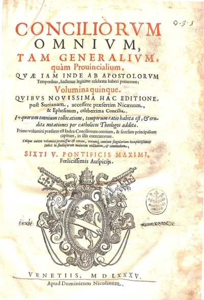 Copertina  Conciliorvm omnivm , tam Generalivm, quàm Prouincialium , quae iam inde ab Apostolorvm Temporibus , hactenus legitime celebrata haberi potuerunt ; Volumina quinque . Quibvs novissima hac editione , post Surianam , accessere praesertim Nicaenum , & Ephesinum , celeberrima Concilia . In quorum omnium collocatione , temporum ratio habita est , et eruditae notationes per catholicos Theologos additae . Primo volumini praefixus est Index Conciliorum omnium , & seorsum principalium capitum , in illis contentorum . Cuique autem volumini praemissus est rerum , vocumque omnium singularium locupletissimus Index in studiosorum  maiorem vtilitatem , et commodum . Sixti V. Pontificis Maximi, Foelicissimis Aauspicijs .