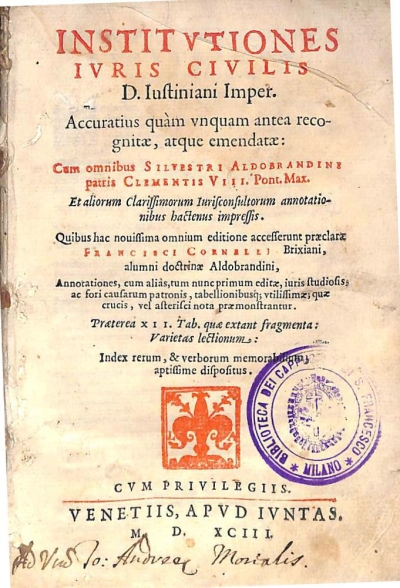 Copertina  Institvtiones ivris civilis D. Iustiniani imper. Accuratius quàm vnquam antea recognitæ, atque emendatæ : Cum omnibus Silvestri Aldobrandini patris Clementis VIII. Pont. Max. Et aliorum Clarissimorum Iurisconsultorum annotationibus hactenus impressis. Quibus hac nouissima omnium editione accesserunt præclarae Francisci Cornelli Brixiani, alumni doctrinæ Aldobrandini, Annotationes, cum aliàs,tum nunc primum editæ, iuris studiosis, ac fori causarum patronis, tabellionibusque vtilissimæ; quæ crucis , vel asterisci nota præmonstrantur. Præterea XII. Tab. quæ extant fragmenta : Varietas lectionum : Index rerum , & verborum memorabilium, aptissime dispositus .