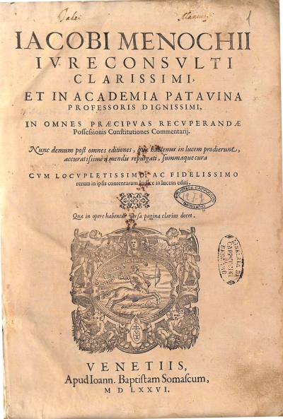 Copertina  Iacobi Menochii i. c. praeclarissimi , Et in Academia Patauina professoris dignissimi, De adipiscenda et retinenda possessione Amplissima ,& et doctissima Commentaria , Summa industria,& labore nunc denuo repurgata,& suppleta in lucem prodeunt. Index praeterea copiosissimvs rerum notabilium, et verborum adiectus est. Accessere postmodum duo alij Indices,quorum vnus est opinionum, quas Auctor ipse communes attestatur. Alter verò,de varijs in vtroque Iure intellectibus per eundem traditis.