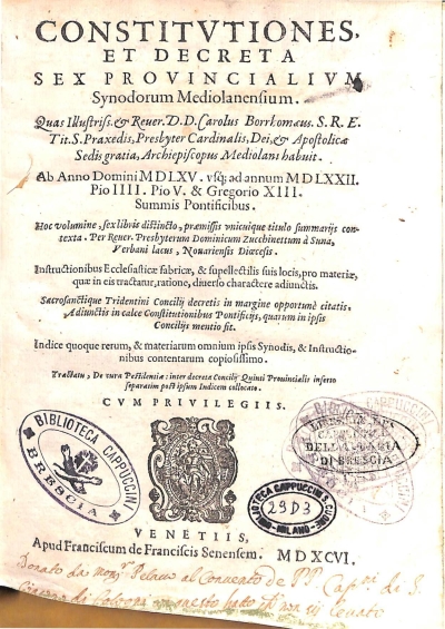 Copertina  Constitvtiones, et Decreta sex provincialivm Synodorum Mediolanensium. Quas Illustriss. et Reuer. D. D. Carolus Borrhomaeus. S. R. E. Tit. S. Praxedis,Presbyter Cardinalis, Dei, et Apostolicae Sedis gratia,Archiepiscopus Mediolani habuit. Ab Anno Domini M D LXV. vsque ad annum M D LXXII. Pio IIII. Pio V. & Gregorio XIII. Summis Pontificibus. Hoc volumine, sex libris distincto, praemissis vnicuique titulo summarijs contexta. Per Reuer. Presbyterum Dominicum Zucchinettum à Suna,Verbani lacus , Nouariensis Dioecesis. Instructionibus Ecclesiasticae fabricae, & supellectilis suis locis,pro materiae,quae in eis tractatur,ratione,diuerso charactere adiunctis. Sacrosanctique Tridentini Concilij decretis in margine opportunè citatis. Adiunctis in calce Constitutionibus Pontificijs, quarum in ipsis Concilijs mentio fit.Indice quoque rerum, & materiarum omnium ipsis Synodis, & Instructionibus contentarum copiosissimo. Tractatu , De cura Pestilentiae : inter decreta Concilij Quinti Prouincialis inserto separatim post ipsum Indicem collocato.