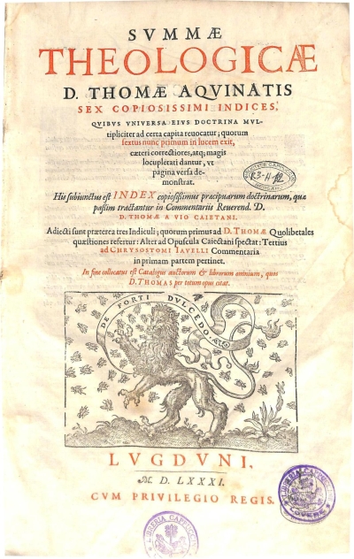 Copertina  Svmmae Theologicae D. Thomae Aqvinatis sex copiosissimi Indices, quibvs vniversa eivs doctrina mvltipliciter ad certa capita reuocatur ; quorum sextus nunc primum in lucem exit, caeteri correctiores, atque magis locupletati dantur , vt pagina versa demonstrat. His subiunctus est Index copiosissimus praecipuarum doctrinarum, quae passim tractantur in Commentariis Reuerendi. D. D. Thomae a Vio Caietani. Adiecti sunt praeterea tres Indiculi ; quorum primus ad D. Thomae Quolibetales quaestiones refertur : Alter ad Opuscula Caiectani spectat : Tertius ad Chrysostomi Iavelli Commentaria in primam partem pertinet. In fine collocatus est Catalogus auctorum & librorum omnium , quos D. Thomas per totum opus citat.