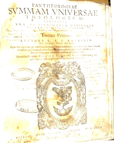 Copertina  Pantheologiae svmmam vniversae theologicae veritatis, vna et plvrimarvm vtrivsque testamenti avctoritatvm Lucidam expositionem complectentis. Tomus Primus.  Avctore R. P. F. Raynerio de Pisis, Ord. Praed. Opus hoc aureum, et omnibus sacrarum litterarum studiosis apprimè vtile; nunc demum vetustate spoliatum, ab erroribusque purgatum, et recognitum, necnon marginibus, et titulorum summarijs auctum in lucem prodit. Sacrosancti etiam Concilii Trident. decisionibus in margine adnotatis, cum duplici praetereà Indice copiosiss. [Litterae A - I]