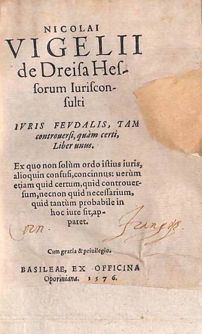 Copertina  Nicolai Vigelii de Dreisa Hessorum Iurisconsulti Ivris fevdalis, tam controuersi, quàm certi, Liber unus. Ex quo non solùm ordo istius iuris, alioquin confusi, concinnus: uerùm etiam quid certum, quid controuersum, necnon quid necessarium, quid tantùm probabile in hoc iure sit, apparet.