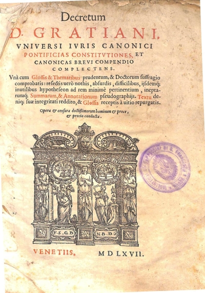 Copertina  Decretum D. Gratiani, vniuersi ivris canonici pontificias constitvtiones, et canonicas brevi compendio complectens. Vnà cum Glossis & Thematibus prudentum, & Doctorum suffragio comprobatis : resectis uerò nothis , absurdis , difficilibus , ijsdemque inutilibus hypotheseon ad rem minimè pertinentium , ineptarumque Summarum, & Annotationum pseudographijs. Textu denique suae integritati reddito, & Glossis receptis à uitio repurgatis. Opera et censura doctissimorum hominum et prece, et precio conducta. 
