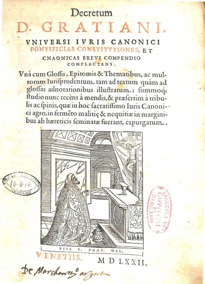 Copertina  Decretum D. Gratiani, vniuersi ivris canonici pontificias constitvtiones, et canonicas brevi compendio complectens. Vnà cum Glossis, Epitomis & Thematibus, ac multorum Iurisprudentum tam ad textum quàm ad glossas adnotationibus illustratum; summoque studio nunc recèns à mendis, & praesertim à tribulis ac spinis, quae in hoc sacratissimo Iuris Canonici agro, in fermento malitiae & nequitiae in marginibus ab haereticis seminatae fuerant, expurgatum..