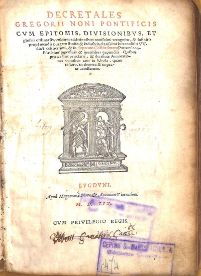 Copertina  Decretales Gregorii Noni Pontificis cum epitomis, divisionibvs, et glossis ordinariis, vnà cum additionibus nouissimè recognitae , & infinitis propè mendis purgatae studio & industria clarissimi Iureconsulti VV. doct. Celeberrimi , & in supremo Galliae senatu Patroni consultissimi superfluis & inutilibus expunctis. Quibus praeter haec preclarae , & decisiuae Annotationes omnibus tam inschola , quam in foro, in theorea & in praxi accesserunt.