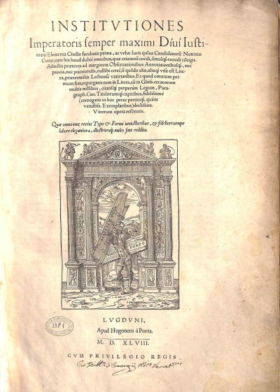 Copertina  Institvtiones Imperatoris semper maximi Diui Iustiniani Elementa ciuilis facultatis prima , ac velut Iuris ipsius Candidatorumque Nutritiae Cunae,cum his haud dubiè omnibus,quae etiamnum coedi, simulque excudi contigit. Adiectis praeterea ad marginem Obseruationibus Annotationibusque , nec paucis ,nec poenitendis , nullibi certè ,si quando alia,aliaque visa est Litera,praetermissis Lectionum varietatibus. Et quod omnium primum fuit,repurgatis tum in Litera, tum in Gloss. erratorum multis millibus , citatisque perperàm Legum , Paragraph. Can. Titulorumque capitibus,fidelissimè (corrogatis in hoc prece pretioque, quàm vetustiss. Exemplaribus) doctissim. Virorum opera restitutis. Quae omnia nunc recèns Typis et Forma uenustioribus , et fideliori nempe labore eleganti ora , illustrioraque multo sunt reddita.