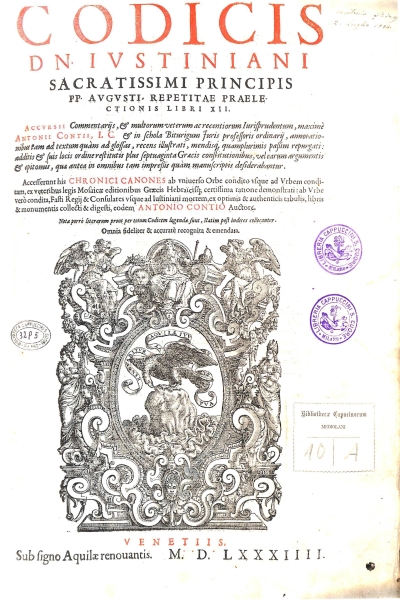 Copertina  Codicis Dn. Ivstiniani Sacratissimi Principis PP. Avgvsti. repetitae praelectionis Libri XII. Accvrsii Commentarijs , et multorum veterum ac recentiorum Iurisprudentum , maximè Antonii Contii I. C. et in schola Biturigum Iuris professoris ordinarij ,  annotationibus tam ad textum quàm ad glossas , recens illustrati , mendisque quamplurimis passim repurgati: additis et suis locis ordine restitutis plus septuaginta Graecis constitutionibus , vel earum argumentis et epitomis , quae antea in omnibus tam impressis quàm manuscriptis desiderabantur. Accesserunt his Chronici Canones ab vniuerso Orbe condito vsque ad Vrbem conditam, ex veteribus legis Mosaicae editionibus Graecis Hebraicisque certissima ratione demonstrati : ab Vrbe verò condita,Fasti Regij & Consulares vsque ad Iustiniani mortem,ex optimis & authenticis tabulis, libris & monumentis collecti & digesti, eodem Antonio Contio Auctore. Nota porrò literarum prout per totum Codicem legenda sunt , statim post indices collocantur. Omnia fideliter & accuratè recognita & emendata.