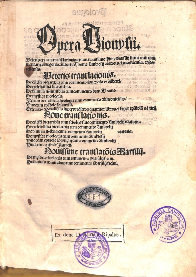 Copertina  Opera Dionysii. Veteris et noue translationis.etiam nouissime ipsius Marsilij ficini cum commentarijs Hugonis. Alberti.Thome. Ambrosij oratoris.Linconiensis. et Vercellensis. Veteris translationis. De celesti hierarchia cum commento Hugonis et Alberti. De ecclesiastica hierarchia. De diuinis nominibus cum commento beati Thome. De mystica theologia. Iterum de mystica theologia cum commento Linconiensis. Undecim epistole Dionysij. Extractio Vercellensis super predictos quattuor libros et super epistolam ad titum. Noue translationis. De celesti hierarchia cum scholijs siue commento Ambrosij oratoris. De ecclesiatica hierarchia cum commento Ambrosij De diuinis nominibus cum commento Ambrosij oratoris. De mystica theologia cum commento Ambrosij Undecim epistole Dionysij cum commento Ambrosij Undecim epistole Ignacij. Nouissime translationis Marsilij. De mystica theologia cum commento Marsilij ficini. De diuinis nominibus cum commento Marsilij ficini.